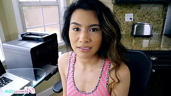 Babe asiatique se fait creampie par grosse queue