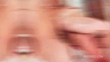 Gangbang hardcore de Gemma Leone com dupla penetração anal e pissing