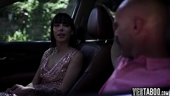 Beau-père baise la jeune copine du beau-fils en plein air - Charles Dera & Emma Jade