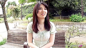 Encuentro asiático viejo-joven con polla en la boca