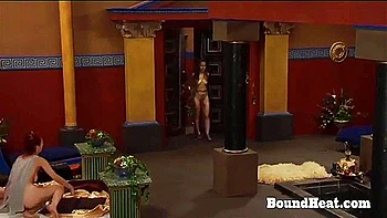 Сияющая хозяйка доминирует над блондинкой и брюнеткой