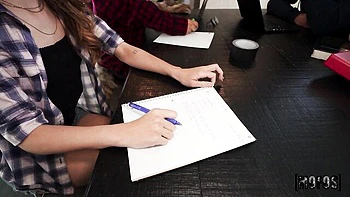 Morena caliente Daisy Fox monta follando a toda mecha reverse cowgirl