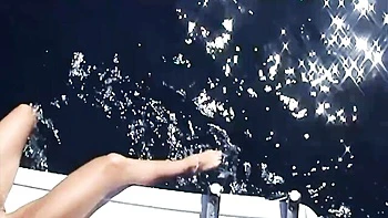 Magras Sandy e Sophie Moone fodem ao ar livre com peitos naturais