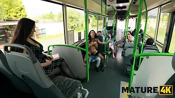 Vitoria Vonteese cavalga pau grande, goza dentro