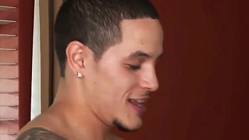 La belle belle-mère de mon ami secoue ses seins et son cul