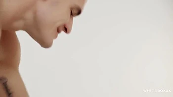 Jia Lissa, schlanke rothaarige Teen, bläst und fickt ab 18