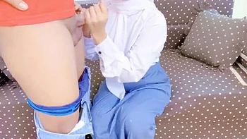 Индонезийская сестра в хиджабе жестко трахается с братом в форме, кончает внутрь