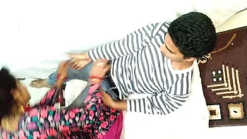 Desi Bhabhi dá presente de aniversário pra Sali: chifre com peitos grandes no doggy