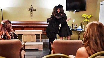 MILF infiel follada con mamada, pie y facial