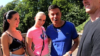 Дикий лесной трахоc с двумя девками и парнем