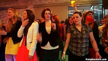 Большая жопа в зелёном: минет, догги и наездница