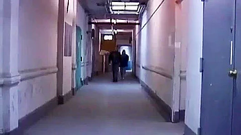 Lesbische Dominas kontrollieren BDSM-Verlies mit fettem Arsch