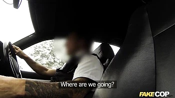 Loira policial Monty gozando ao montar um pauzão enorme