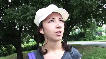 Сексуальная тинейджерша сосет, ебется наездницей и сзади