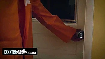 Маленькая стройная девушка в мини-юбке получает большой черный член и огромный фейс