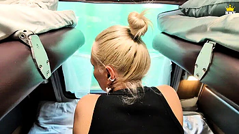 Esposa rusa MILF cachonda chupa y engaña al vecino en el autobús