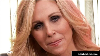 Julia com peitos grandes e papo sujo enquanto se fode