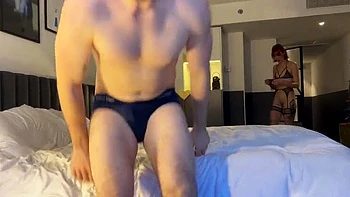 MILF rousse Pixie Pink baisée fort sous la douche d'hôtel