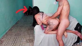 Esposa latina amateur pierde al marido con su mejor amigo en trío