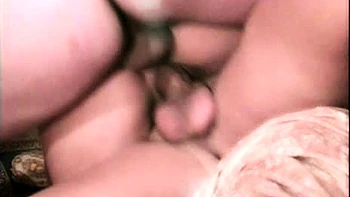 Brünette Amateurin bläst und fickt beim Dirty Talk Doggy