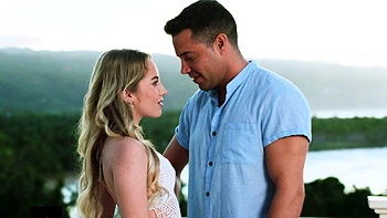 Bella Spark rousse suce et avale une grosse queue