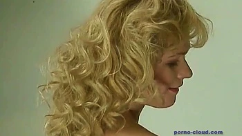 Milf morena com double fisting e brincadeira lésbica