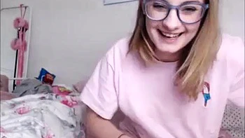 Pelzige Muschi Babe spielt wild mit Sextoy solo