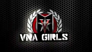 Maggie se masturbe avec un énorme gode en verre