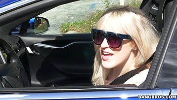 Blonde Bürgermeistertochter wird von großem schwarzen Schwanz gefickt