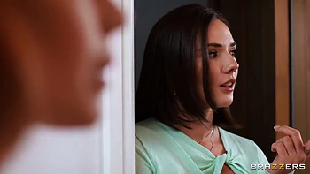 Тройничок с большим членом Эллы Хьюз и подруг