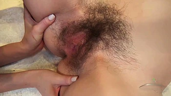 Lia et Yulenka s’éclatent en MILF lesbiennes