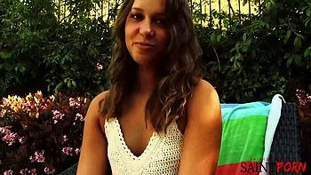 Liza Rowe gémit sous la langue de Mike sur sa chatte poilue