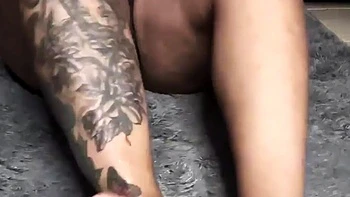 Amadora ebony tira a roupa e se masturba POV