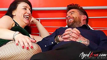 Jade madura recibe mano dura y folla un gran culo