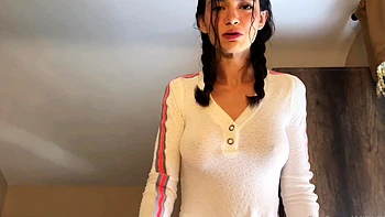 Adolescente morena fofa fazendo boquete e gozando