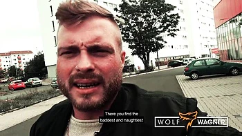 Adrienne et milf gracieuse s'embrassent et baisent en POV