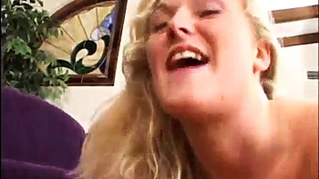 Rubia cachonda con tetas grandes recibe eyaculaciones faciales sucias