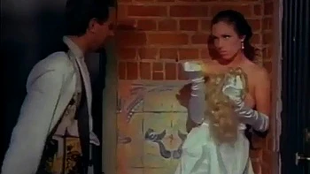 Мамка с татуировками и огромными сиськами ебется в миссионерской и сзади