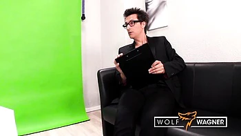 Magrela Conny lambe porra na foda alemã na cadeira