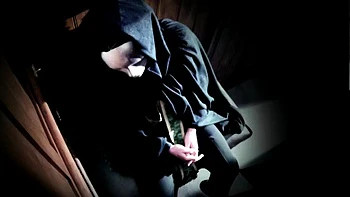 Italienische Brünette bekommt Amateur-Blowjob & Missionar