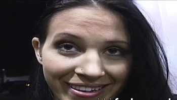 Adolescente morena de peitos pequenos goza com estranho