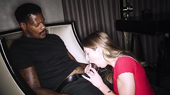 Teen Paige lutscht riesigen schwarzen Schwanz roh