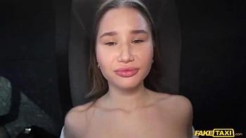 Пышногрудая Амалия Дэвис получает кремпай на улице