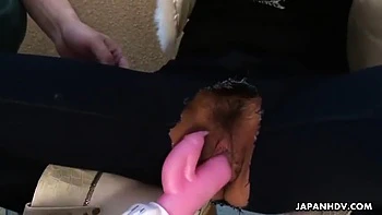 Эмири дрочит клитор на улице с игрушками и большой грудью