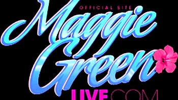 Maggie Green tetona en trio con juguetes y chica