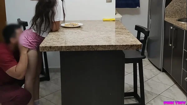 Mi Sobrina Traviesa le Gusta Comer Sentada en las Piernas del Tio Pervertido al Frente de su Mujer
