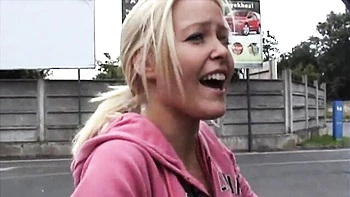 Sophie Moone rubia desnuda lavando el coche muy sexy