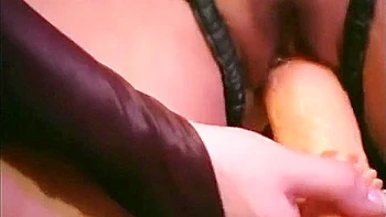 Dos lesbianas cachondas follan duro y se chupan el culo