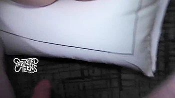 Adolescente morena de 18 años con tetas pequeñas follando en POV