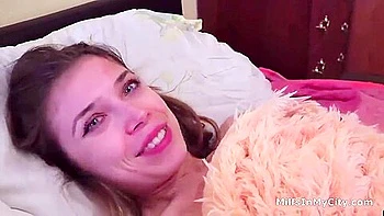 Hermano de leche enseña a hermanastra inexperta sexo anal y en grupo